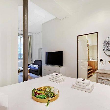 パリMagnifique Loft Marais Rivoliアパートメント エクステリア 写真